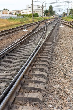 Tren. Ukrayna'nın Demiryolları nodal Kavşağı. Demiryolu ulaşım altyapısı. Kriz sırasında Ray üzerinde lojistik yük azaltılmış.