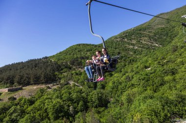 Rusya, Gelendzhik, Krasnodar bölgesi - 5 Mayıs 2018: iniş teleferik Gelendzhik safari Park Markotch Ridge den tatil beldesi üzerinde. Füniküler deniz tatil beldesi defne görüntülemek