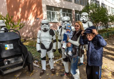 Odessa, Ukrayna -25 Ekim 2015: Darth Vader'ın İmparatorluk askerleri sadece insanlar ile iletişim çocuklarla fotoğraflandı. Star Wars çizgi roman kahramanları belediyeler Ukrayna seçimlerinde gerçek hayatta ortaya çıktı