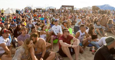 Odessa, Ukrayna -25 Ağustos 2017: büyük kalabalık, müzik sırasında rock konserinde hayranlarını gün boyunca. Seyirci kum Beach müzik ve spor festivali Z-Oyunlar sırasında