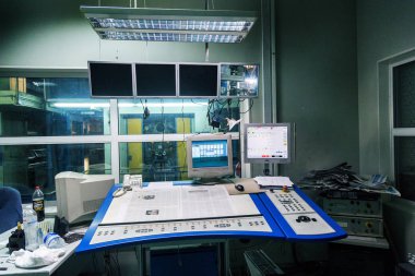 İşlem yazdırma dolaşım haber gazetesinin çalışma. İşlemde çalışan gazete ile konveyör bant. Basılı ürünler yazdırırken modern baskı donanımları çalışmalarını