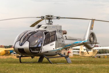 Odessa, Ukrayna - 4 Haziran 2013: Bulutlu bir günde yaz özel test ışık modern sivil helikopter iş sınıfı küçük bir özel Havaalanı sunumu