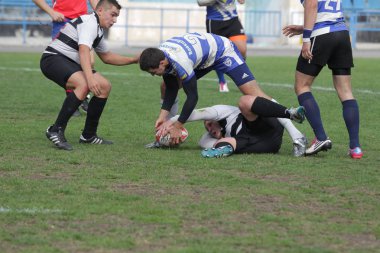 Odessa, Ukrayna - 29 Eylül 2018: Final Oyunları Şampiyonası Ukrayna'nın en güçlü takımları Rugby-7. Rugby topu alan üzerinde. Rugby topu için ağır mücadele sahip. Takım sporcular oyuncular sahada