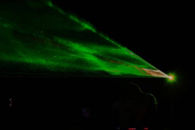 Odessa, Ukrayna - 5 Ağustos 2017: gösteri ışıklar. Lazer gösterisi. Gece kulübünde dj partileri müzik, ses parlak ışık ile dans kullanın. Club gece ışık dj parti kulübü. Duman ve ışıklar ile araba