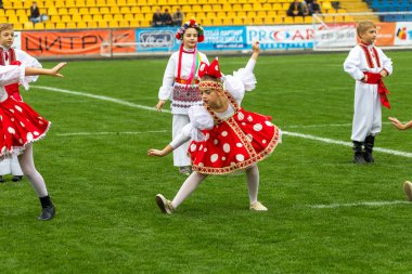 Odessa, Ukrayna - 21 Ekim 2017: Sahne alanı'nda çocuk. Genç çocuk topluluğu Stadyumu yeşil çimenlerin üzerinde Ulusal kostüm dans dans. Stadyumda dans çocuk