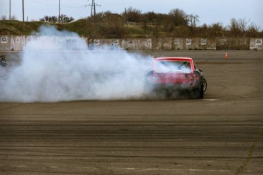 Odessa, Ukrayna -23 Nisan 2017: Combat drifters yerel sürüklenen yarışmalar. Gösteri yasadışı bir platform üzerinde sürüklenen. Binici profesyonel olarak otomatik yarışmalarda driftig yeterlilik yarışta parça geçmek