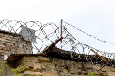 Dikenli tel - dikenli tel dikenli çit sanayi tesisleri duvarlarında