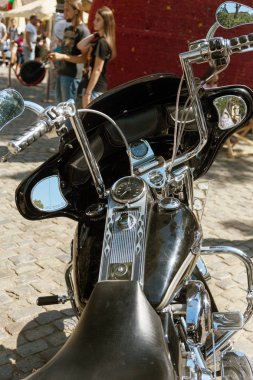 Odessa, Ukrayna 16 Ağustos 2017. Benzersiz motosiklet modellerinin benzersiz, efsanevi eski ve modern pahalı bisikleti otomatik toplayıcıları sergisinde geleneksel sergisinde gösterdi. Bisiklet gösterisi