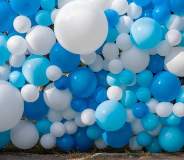 Şenlikli Sisme Balonlar bir çocuk Festivali, festival bir dekorasyon olarak kazandı. Parlak balonlar neşeli bir mutlu tatil.