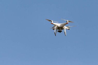 Odessa, Ukrayna - 6 Ağustos 2017: İnsansız bir dört çekirdekli helikopter yüksek çözünürlüklü dijital kamera ile insanların büyük kalabalığın büyük olay kaldırır. Dronun hava operasyonunda arka plan bulanık