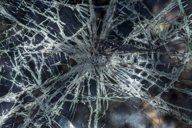 Kırık araba bir kaza sonrası. Araba cam kırıkları. Araba çarpışma sonra kırık ön cam. Soyguncular cam kırdı. Kırık camlar ile terk edilmiş yağma araba. Araba ile suç