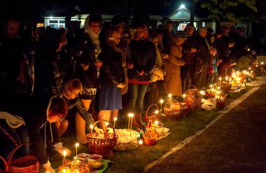Odessa - 20 Nisan: tapınak Fısıh yemek İsa'nın Diriliş kutsal Cumartesi Paskalya Odessa, Ukrayna, gece 20 Nisan 2014 kutsamak için Ortodoks Hıristiyan sadık cemaat geldi .