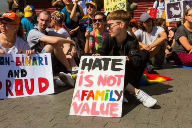 Odessa, Ukrayna - 13 Ağustos 2017: Lgbt (Lezbiyen, gay, biseksüel ve transseksüel) insan hakları desteklemek için gay parade gösteride kişi katıldı. Gökkuşağı rengi gurur Odessa