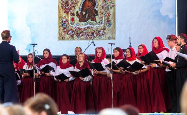 Odessa, Ukrayna - 28 Temmuz 2018: Kilise korosuna açık yaz Tiyatrosu önünde veliler ve konuklar Kiev Rus vaftiz sırasında Ortodoks Christian bayram gerçekleştirir