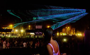 Odessa, Ukrayna - 5 Ağustos 2017: gösteri ışıklar. Lazer gösterisi. Gece kulübünde dj partileri müzik, ses parlak ışık ile dans kullanın. Club gece ışık dj parti kulübü. Duman ve ışıklar ile araba