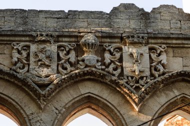 Eski bina sanat Barok tarzında 18. yüzyıl heykel tasarım detay. Oyma süslemeler, kısma, aile arması ve hanedanlık armaları binanın cephesinde. Cephe heykel