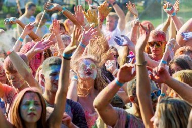 Odessa, Ukrayna - 5 Ağustos 2017: Gençler, bayanlar baylar bayram tatil sırasında renkli toz içine atma iyi eğlenceler. Festivali renkli boya. renkler aşk festival. Renk fest