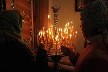 Odessa - 14 Nisan: hacılar kutsal Sepulchre (Kutsal ışık) kutsal Cumartesi Paskalya kutsal ateş ritüel Odessa, Ukrayna, 14 Nisan 2012 getirdi.. 