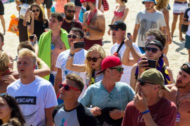 Odessa, Ukrayna -25 Ağustos 2017: büyük kalabalık, müzik sırasında rock konserinde hayranlarını gün boyunca. Seyirci kum Beach müzik ve spor festivali Z-Oyunlar sırasında