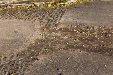 kötü yol, yağmur ve kar, zarar onarım ihtiyacı var. Kırık kaplama Asfalt ile çukur, araçları ve yayalar için tehlikeli yol açar. Kötü acil yol. Tehlikeli yol. Yollar, imha, büyük çatlaklar