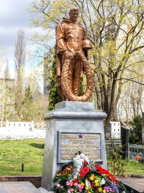 Jitomir, Ukrayna - 23 Nisan 2015: İkinci Dünya Savaşı ve Ukraynalı milliyetçiler, iç savaş, Ato Donbas yeni Rusya'da öldürüldü faşistler mezar yakınındaki bir anıt ölen Şehitliği askerler