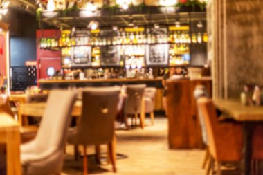 Küçük bir restoranın içi bulanık bir arka plan. Bokeh Kafe 'nin içini sıcak koyu renklerle bulanıklaştırmış. Yaratıcı moda tasarımı için arka plan olarak.