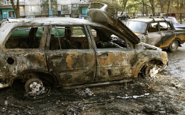 Yanmış araba. Araba Park yerinde ateşe. Haydut savaşları, yangın makine imha sonra molotof kokteyli. Deforme olmuş yangın makine. Araba kazası sonuçları. Kundaklama tarafından zarar görmüş