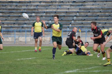 Odessa, Ukrayna - 29 Eylül 2018: Final Oyunları Şampiyonası Ukrayna'nın en güçlü takımları Rugby-7. Rugby topu alan üzerinde. Rugby topu için ağır mücadele sahip. Takım sporcular oyuncular sahada