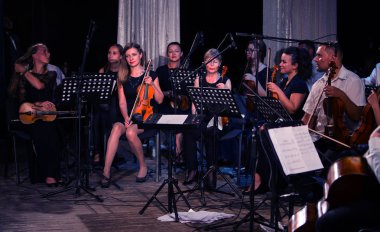 Odessa, Ukrayna - 19 Temmuz 2018: sahne alanı'nda Senfoni Orkestrası. Müzikal gösteri sahne tiyatro. Müzisyenler Senfoni Orkestrası, müzik aletleri. Caz Orkestrası sahne alanı'nda. Seçici odak