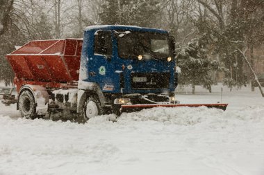 Odessa, Ukrayna-Ocak 16, 2018: Güçlü kar yağışı, Siklon kışın şehir sokaklarda. Arabalar karla kaplıdır. Kaygan yol. Kışın kötü hava: şiddetli kar yağışı ve kar fırtınası. Yayalar kar üzerinde gitmek
