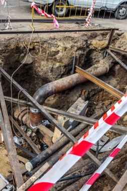 Odessa, Ukrayna-Ekim 18,2015: Modern teknolojileri bina. Yükleme noktası'nın altında otoyol delme tarafından plastik boru. Kablo ve boru çekme yeraltı Stroebe delinmiştir. Modern karmaşık plastik boru döşeme