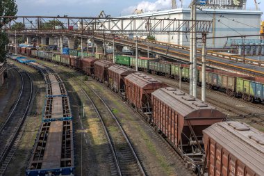Odessa, Ukrayna - 6 Ekim 2015: terminal şube demiryolu yük treni. Demiryolu taşımacılığı. Yük. Taşıyan ahşap, ahşap, Kurşun külçeler, bir treni metal kütük. Bir tren hareket