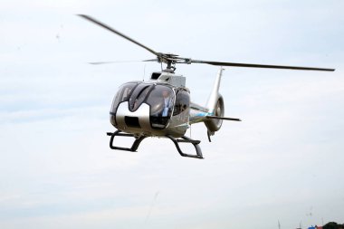 Odessa, Ukrayna - 4 Haziran 2013: Bulutlu bir günde yaz özel test ışık modern sivil helikopter iş sınıfı küçük bir özel Havaalanı sunumu