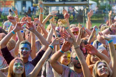 Odessa, Ukrayna - 5 Ağustos 2017: Gençler, bayanlar baylar bayram tatil sırasında renkli toz içine atma iyi eğlenceler. Festivali renkli boya. renkler aşk festival. Renk fest