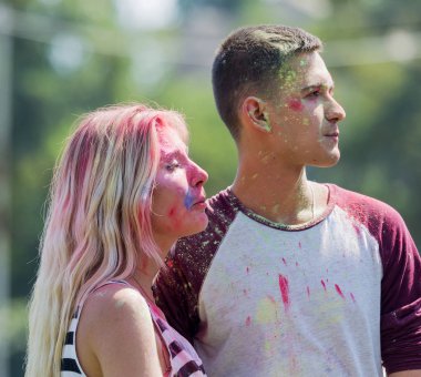 Odessa, Ukrayna - 5 Ağustos 2017: Gençler, bayanlar baylar bayram tatil sırasında renkli toz içine atma iyi eğlenceler. Festivali renkli boya. renkler aşk festival. Renk fest