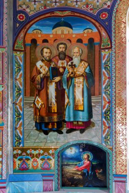 Odessa, Ukrayna: İç Ortodoks Kilisesi, sunak, İkonostasisin ve güzel tarihi mimari kemerler, simgeler, freskleri, bas-reliefs doğal altın yaldız ışık, boyalı