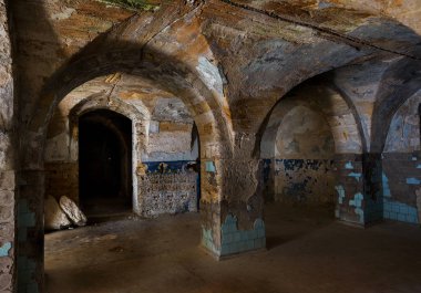 Bir yeraltı şarap mahzeni tünelde terk edilmiş bir. Yeraltı mezarlığı girişi. Zindan eski kalesine. Koyu evreleme için yaratıcı arka plan olarak. Antik zindan mistik iç