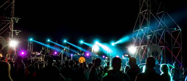 Odessa, Ukrayna-25 Ağustos 2017: büyük kalabalık, gün boyunca rock konseri sırasında müzik hayranları göster. Seyirci kum Beach müzik ve spor Z-Oyunlar Festivali sırasında. Seçici odak