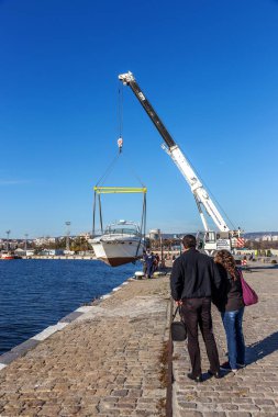 Varna, Bulgaristan - 21 Kasım 2015: özel yat bir iskele marina deniz bağlantı noktası Varna gelen suyu denize indirmek. Seaport Vinçler, profesyonel eser.