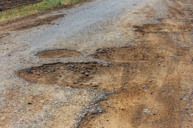 Bozuk yol çukurların ve noktalar, Ukrayna kırık asfalt kılıçla. Büyük delikli çok kötü asfalt yol. Korkunç teknoloji inşaat yollar. Çok sayıda tehlikeli hataları. Kötü yol. Yol onarım