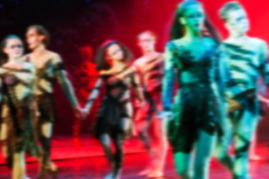 uzun pozlama ile soyut bir bulanık, yumuşak odak resim modern sahnede bale'nın performansını gösteren bir örnek bulunmaktadır. Hareket yaratıcı sanatçılarla parlak tiyatro arka plan bulanıklık