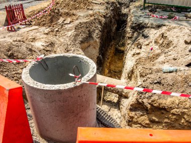 Odessa, Ukrayna, 21 Haziran 2015 - yol inşaat sırasında kanalizasyon tesislerinin yeniden olduğunu. Hendek yeni su boruları ve bacaları yatıyordu. Eski ekipman ortadan kaldırmak.