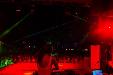 Odessa, Ukrayna - 5 Ağustos 2017: gösteri ışıklar. Lazer gösterisi. Gece kulübünde dj partileri müzik, ses parlak ışık ile dans kullanın. Club gece ışık dj parti kulübü. Duman ve ışıklar ile araba