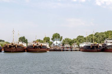 Odessa, Ukrayna - 8 Temmuz: nehir bağlantı noktası, Ust-tuna. Büyük gemiler ve nehir mavna içine hurda metal kesme, Dock boş onarım. Kötü ekonomik politika Ukrayna, 8 Temmuz 2014, Odessa, Ukrayna'nın sonuçları