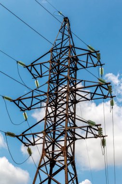 Mavi gökyüzü bir yüksek gerilim elektrik dikmesi