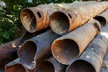 Eski büyük su boruları parçaları. Sonra uzun yıllar çalışma yok edilen metal boru yok edildi. Sebze çelik boru delik korozyon ile. Paslı metal boru. Seçici odak