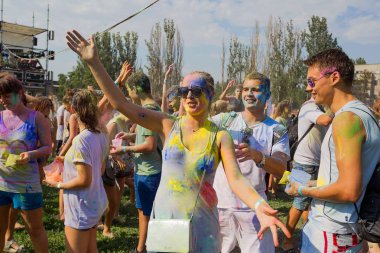 Odessa, Ukrayna - 5 Ağustos 2017: Gençler, bayanlar baylar bayram tatil sırasında renkli toz içine atma iyi eğlenceler. Festivali renkli boya. renkler aşk festival. Renk fest