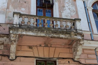 Eski büyümüş harap taş korkuluklar eski antika balkon. Yıkık merdivenler, parmaklıklar. Dekoratif sıva sütunları korkuluklar merdiven, balkon bina harap