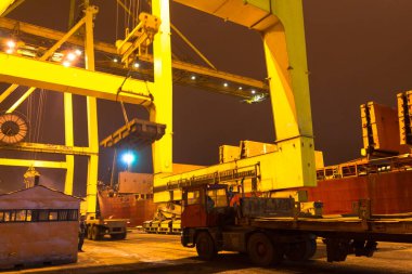 Odessa 27 Kasım: konteynerler içinde iyichevck seaport Denizcilik gemi üzerinde gece, gündüz, 27 Kasım 2012 yükleme boşaltma odessa, Ukrayna