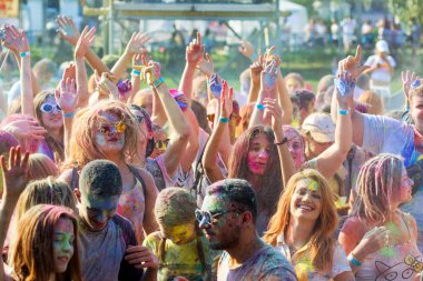 Odessa, Ukrayna - 5 Ağustos 2017: Gençler, bayanlar baylar bayram tatil sırasında renkli toz içine atma iyi eğlenceler. Festivali renkli boya. renkler aşk festival. Renk fest